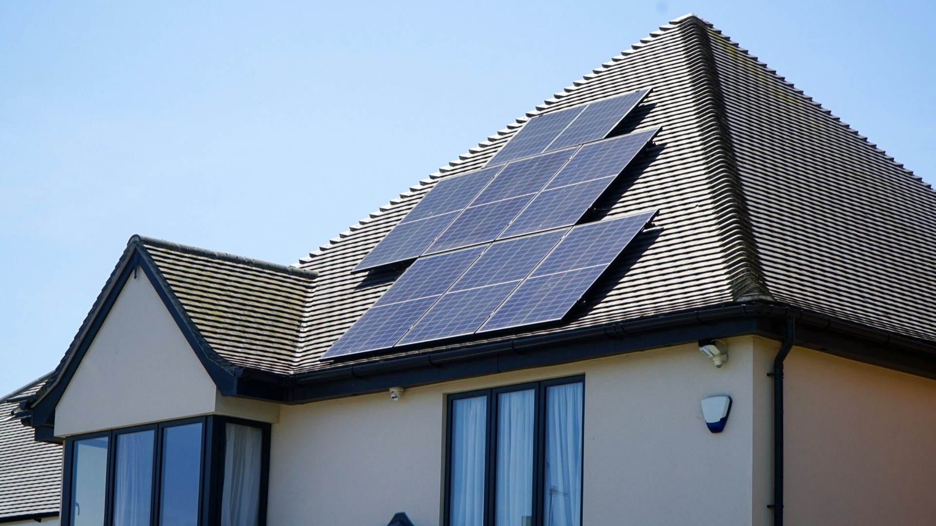 Solarthermie-Anlage auf einem Hausdach